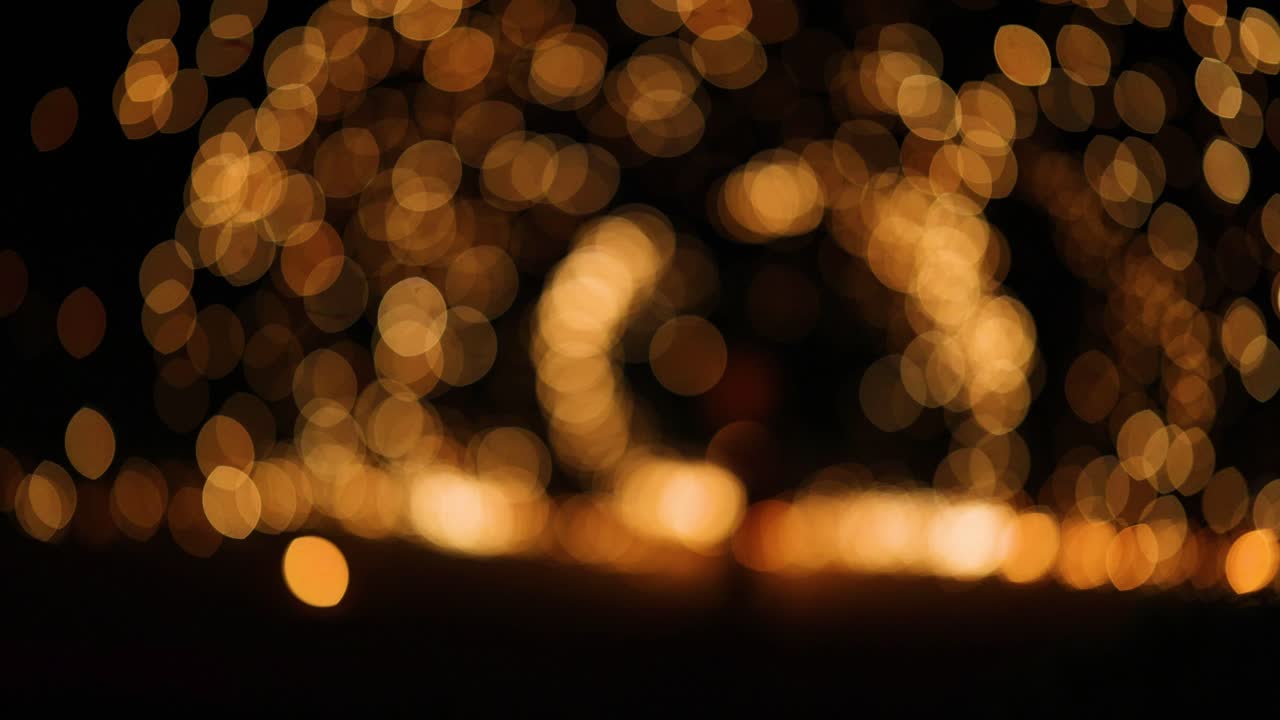 공연자 는 해변 에서 화재 기술 을 보여주고 있다