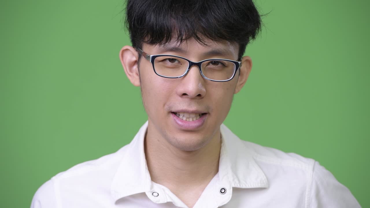 젊은 아시아 사업가 머리를 흔들며 '아니요'