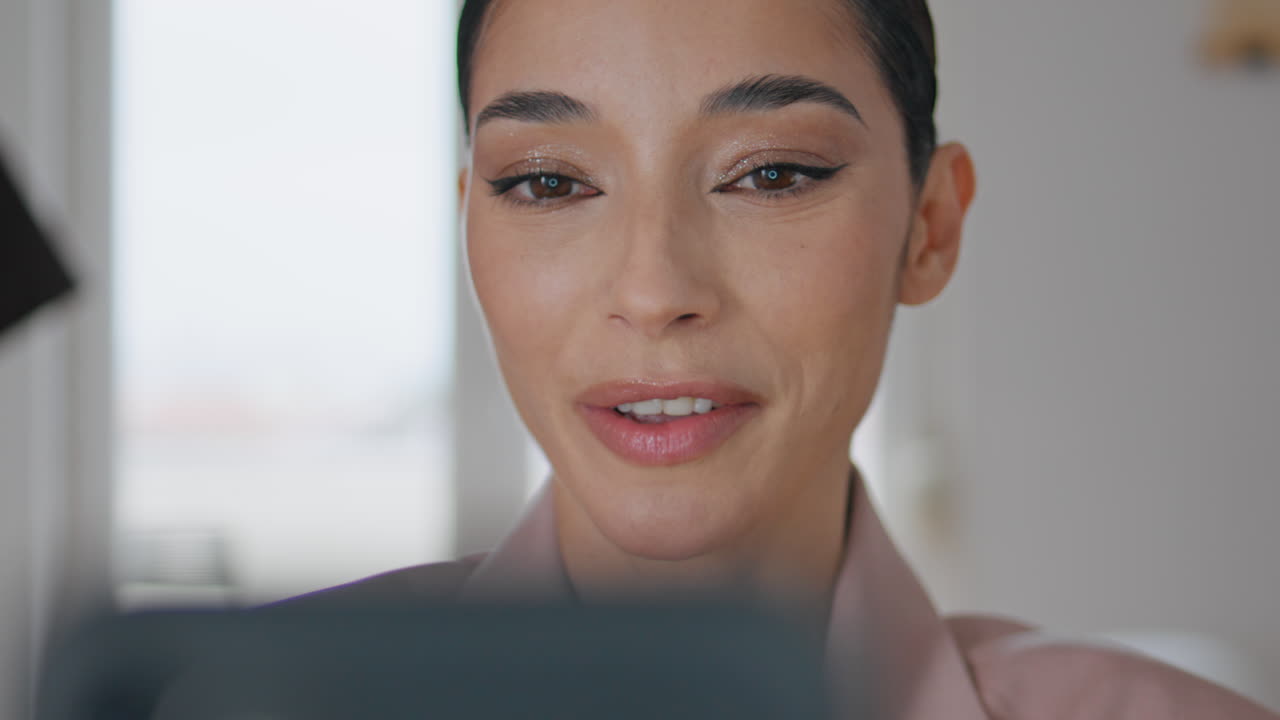 closeup maquillaje blogger hablando teléfono inteligente apartamento. cara de mujer hablando sola