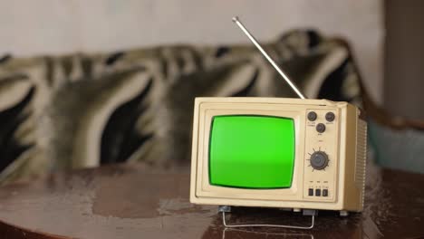 viejo pequeño televisor de época