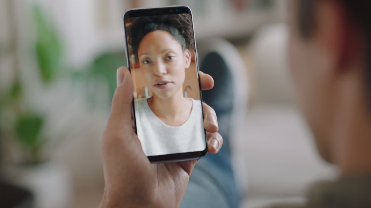 joven chateando por video usando un teléfono inteligente chateando con su novia en la pantalla disfrutando de la conversación compartiendo estilo de vida en el teléfono móvil relación a larga distancia orientación vertical 4k