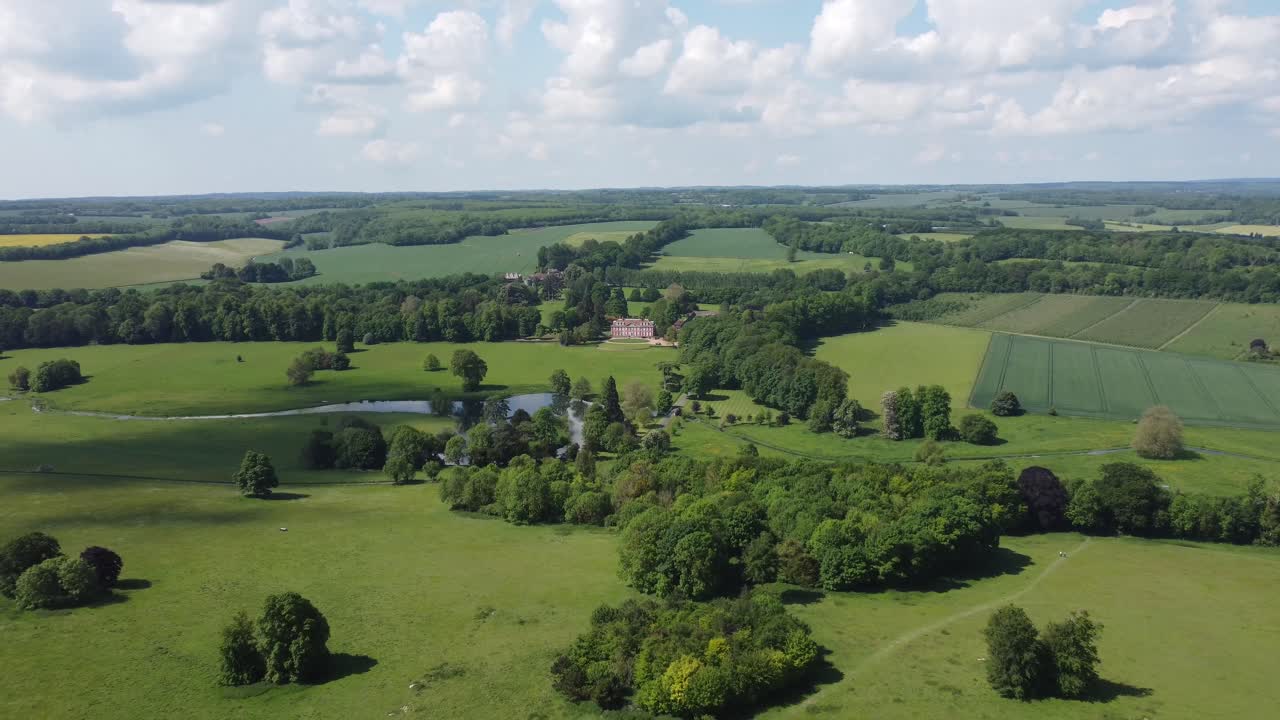 4K-dronevideo, joka loittonee maalaistalosta Kentissä, Isossa-Britanniassa
