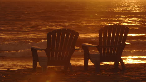 Wellen-Rollen-In-Adirondack-Stühle-Am-Strand