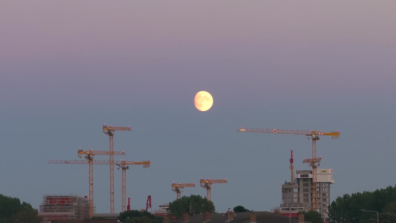 더블린 포트 11에서 달이 뜨는 4k 영화 드론 영상