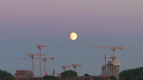 la luna se levanta en el puerto de dublín 11 - imágenes de drones cinematográficos en 4k - co