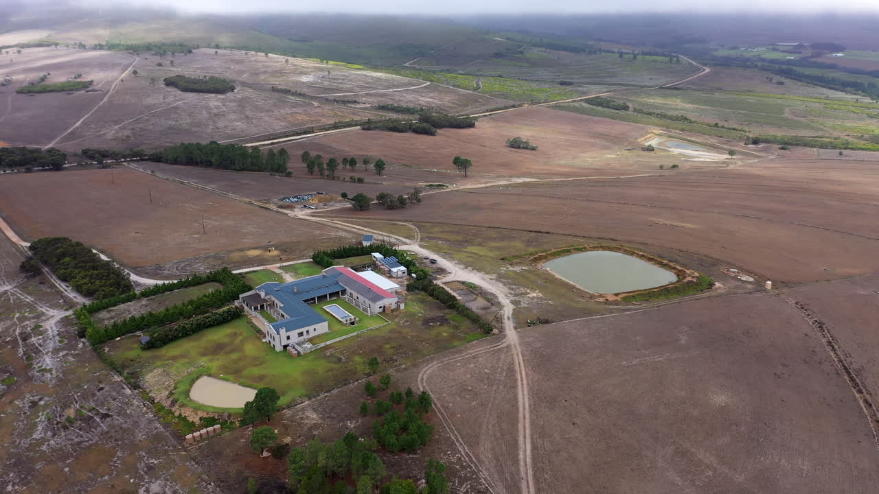 Grande casa de fazenda com um açude na zona rural da África do Sul.