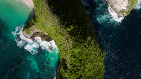 Promontorio-Verde-En-La-Playa-De-Kelingking-En-Un-Día-Soleado-De-Verano-En-La-Isla-De-Nusa-Penida,-Bali,-Indonesia