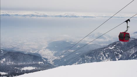 Teleférico-De-Góndola-Moviéndose-Cuesta-Arriba-En-La-Cumbre-Nevada-De-Apharwat-En-Gulmarg,-India