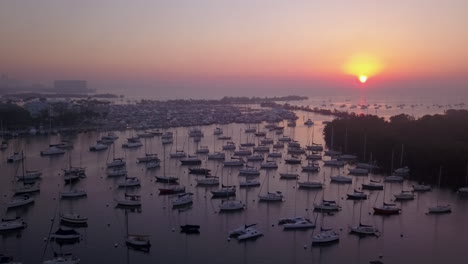 Luftflug-Am-Mit-Booten-Gefüllten-Hafen-Und-Sonnenaufgang-Vorbei