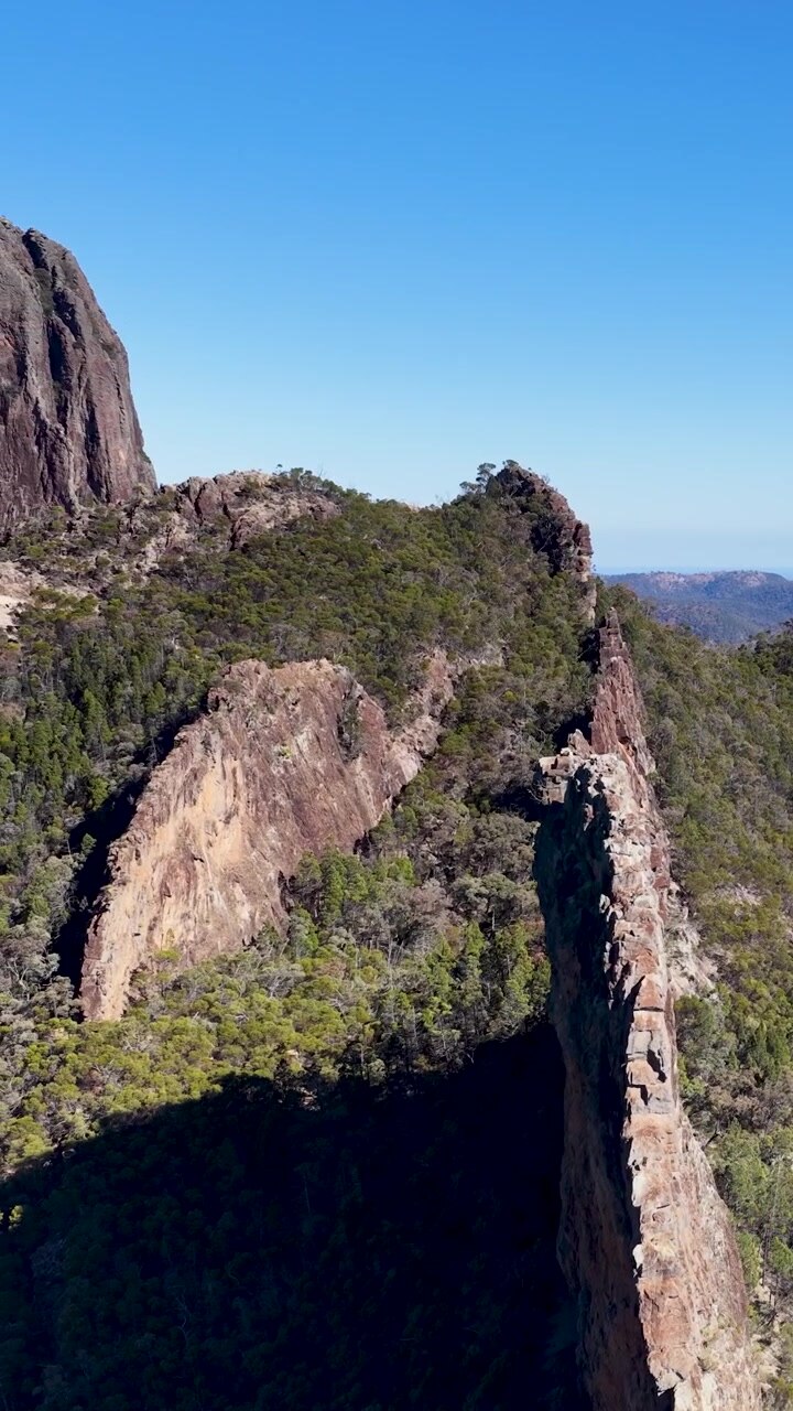 Panoramica di formazioni rocciose vulcaniche e cime frastagliate nel Parco Nazionale Warrumbungle, Australia