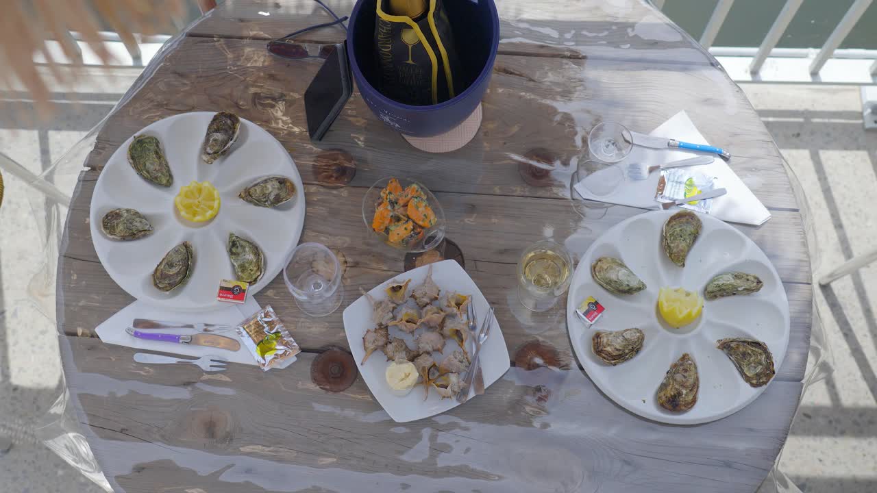 레스토랑 에서 해산물, 조개, 조개 와 함께 제공 되는 큰 접시 에 있는 반  ⁇ 데기 에 있는 신선 한 조개