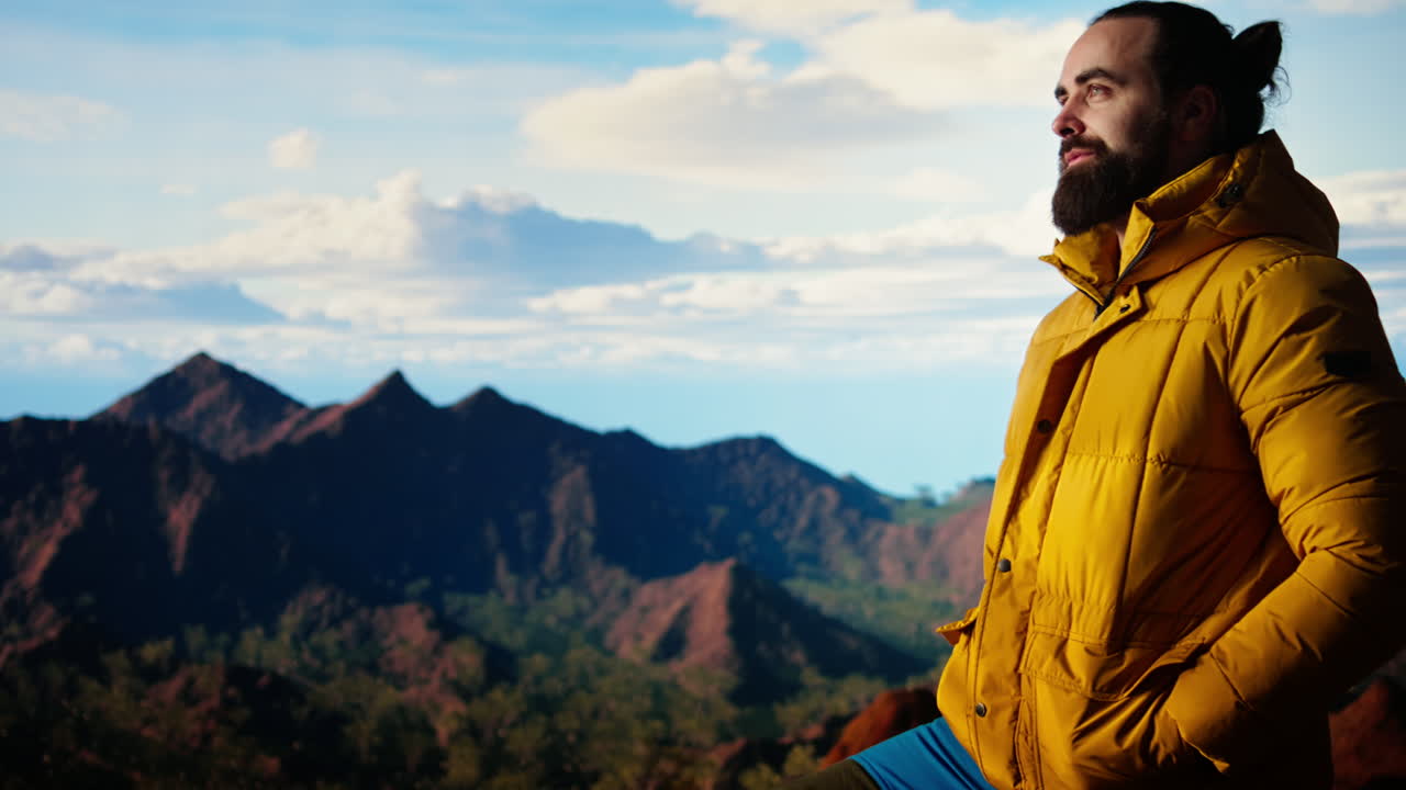el excursionista acepta el desafío de caminar a través del desierto