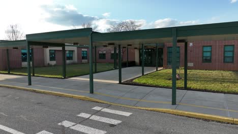 entrada de un edificio de una escuela estadounidense