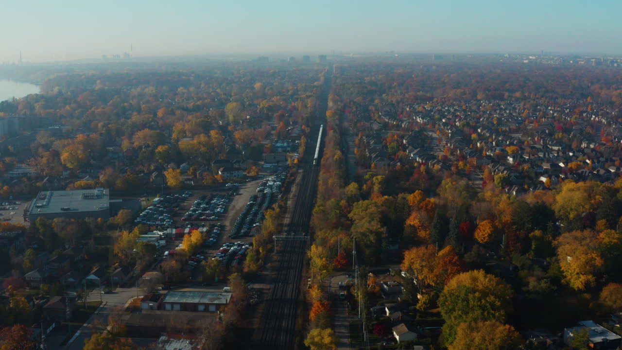 alta vista aérea sobre mississauga, ontario en una soleada mañana de otoño