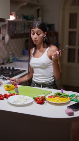 mujer preparando una comida saludable en la cocina