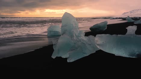 Diamond-Beach-In-Südisland,-Aufgenommen-Mit-Verschiedenen-Winkeln-Und-Filmischen-Bewegungen-In-4k