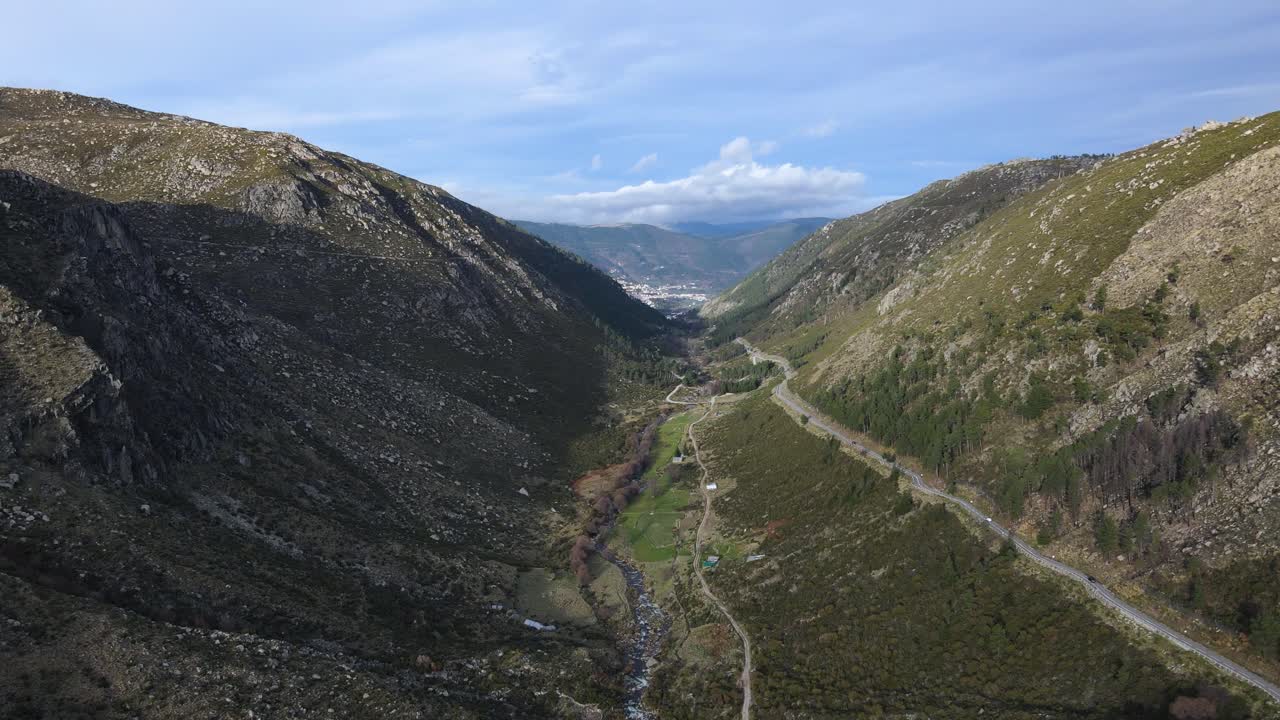 vista aérea de un enorme valle glaciar de montaña en portugal