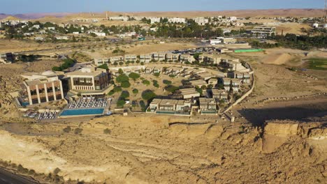 diverse case insieme nella città di mitzpe ramon nel secco deserto del negev durante l'ora d'oro in una giornata di sole in israele