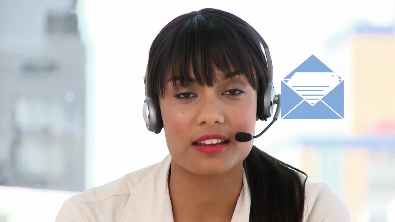 Animasi ikon amplop di atas pengusaha wanita birasial yang menggunakan headset telepon