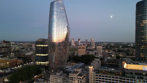 Sonnenuntergang-Reflexion-An-Der-Seite-Des-Wolkenkratzers-London-Drone-Luftaufnahme