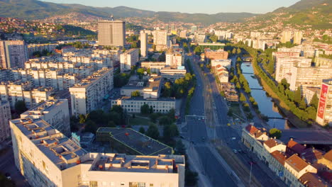 Paisaje-Urbano-De-Sarajevo,-Bosnia-Y-Herzegovina-Al-Amanecer---Toma-Aérea-De-Drones