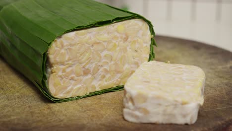 Tempeh---Soja-Entera-Fermentada-Envuelta-En-Hoja-De-Plátano---Comida-Tradicional-En-Indonesia