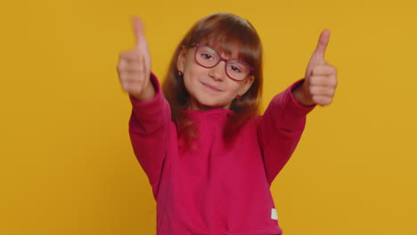 niño preadolescente feliz niña niño mirando con aprobación a la cámara mostrando los pulgares hacia arriba, como un signo positivo