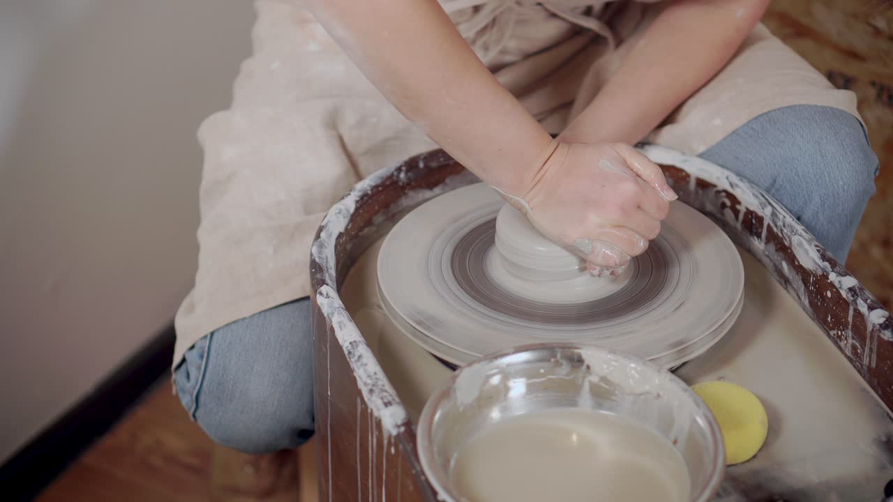 도자기 바 에 점토 를 형성 하는 여자