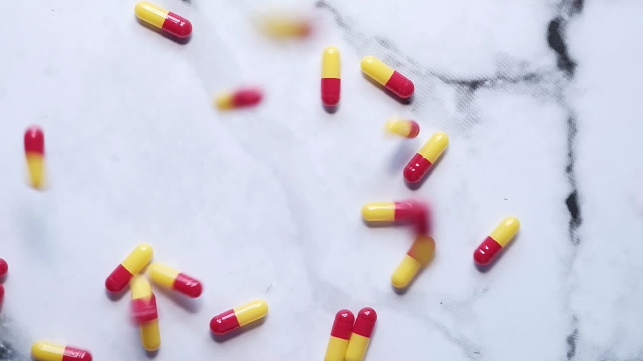 cápsulas amarillas y rojas