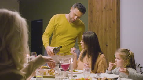 marido sirviendo una copa de vino a su esposa