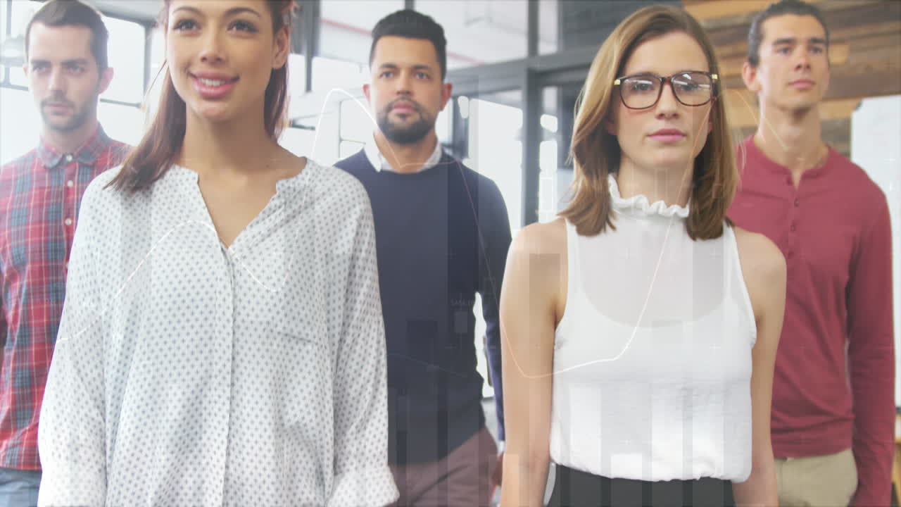 animación del procesamiento de datos estadísticos en un equipo de diversos colegas que caminan juntos en la oficina.