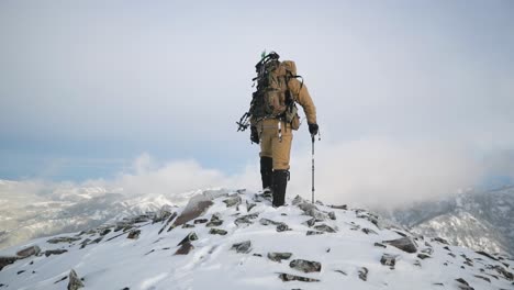 Tiro-Con-Arco-Caza-De-Alces-En-La-Nieve-En-Montana-En-Octubre-En-La-Cima-De-Las-Montañas