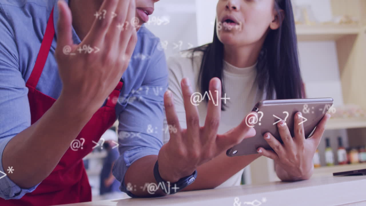 animación del procesamiento de datos a través de diversos asistentes de tienda y clientes hablando