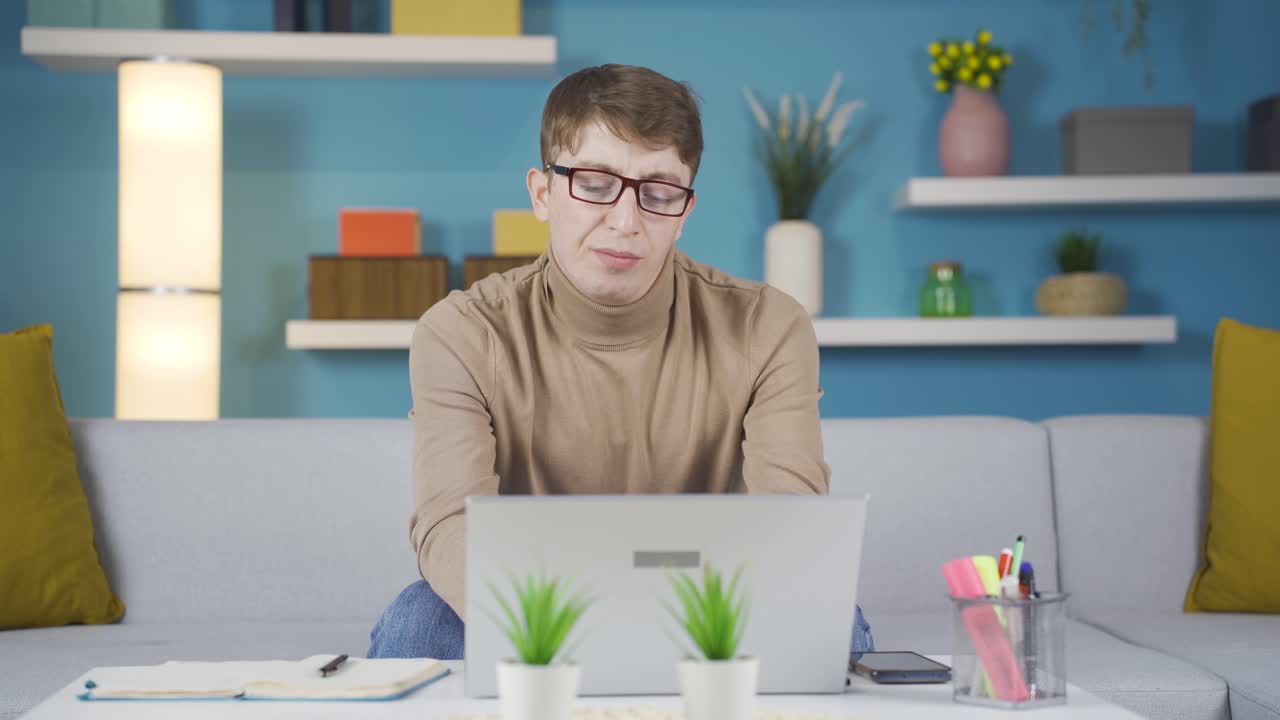 집에서 숙제를 할 때 졸리는 학생의 재미있는 상황.