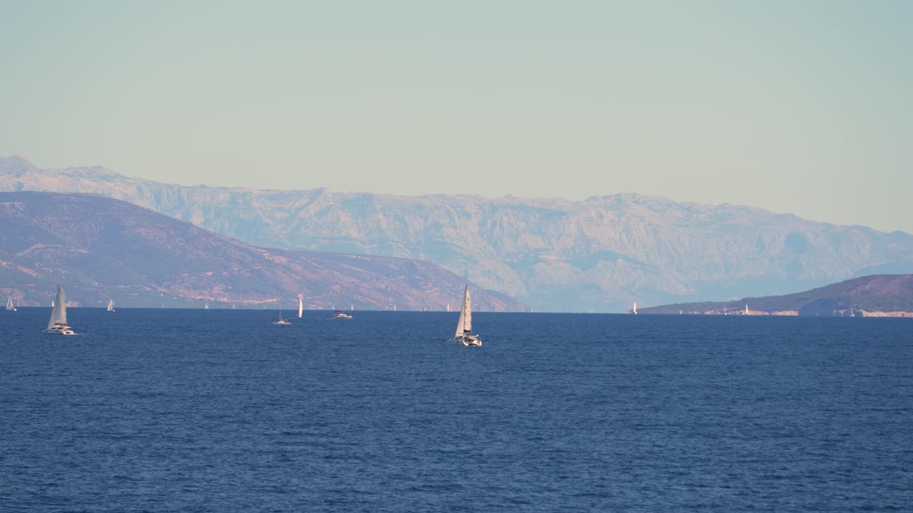 산악 해안을 배경으로 아드리아 해의 범선의 놀라운 전망
