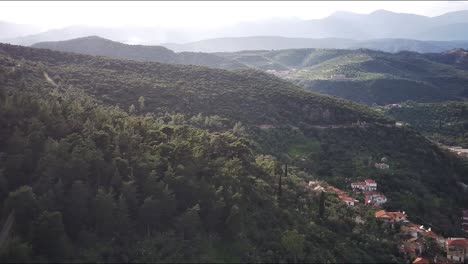una antena de la ciudad de gythio en grecia con pequeñas casas y edificios y montañas en el fondo