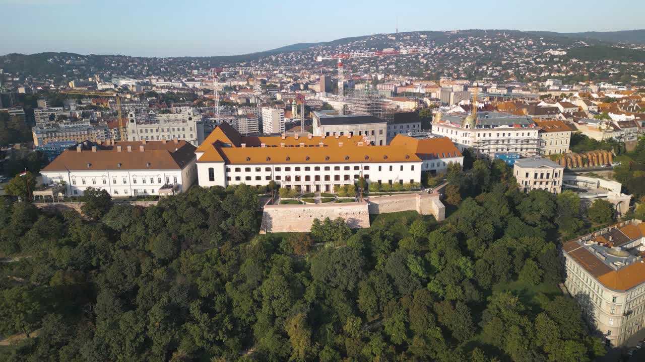 ⁇ 가리 대통령 궁전 위에서 비행기 드론이 촬영되었습니다.