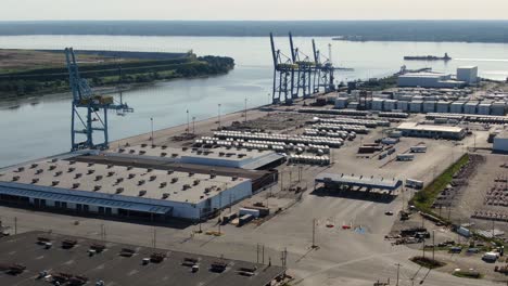 Wilmington-Usa-Hafen,-Wo-Container-Mit-Frischem-Obst,-Autos-Und-Anderen-Waren-Aus-Mittelamerika-Und-Südamerika-Importiert-Werden
