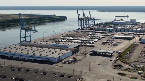 puerto wilmington usa donde se importan contenedores de fruta fresca, automóviles y otros bienes de américa central y américa del sur