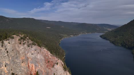 Paul-Lake,-Kamloops:-Una-Hermosa-Perspectiva-Aérea-Con-La-Roca-De-Gibraltar-En-Primer-Plano