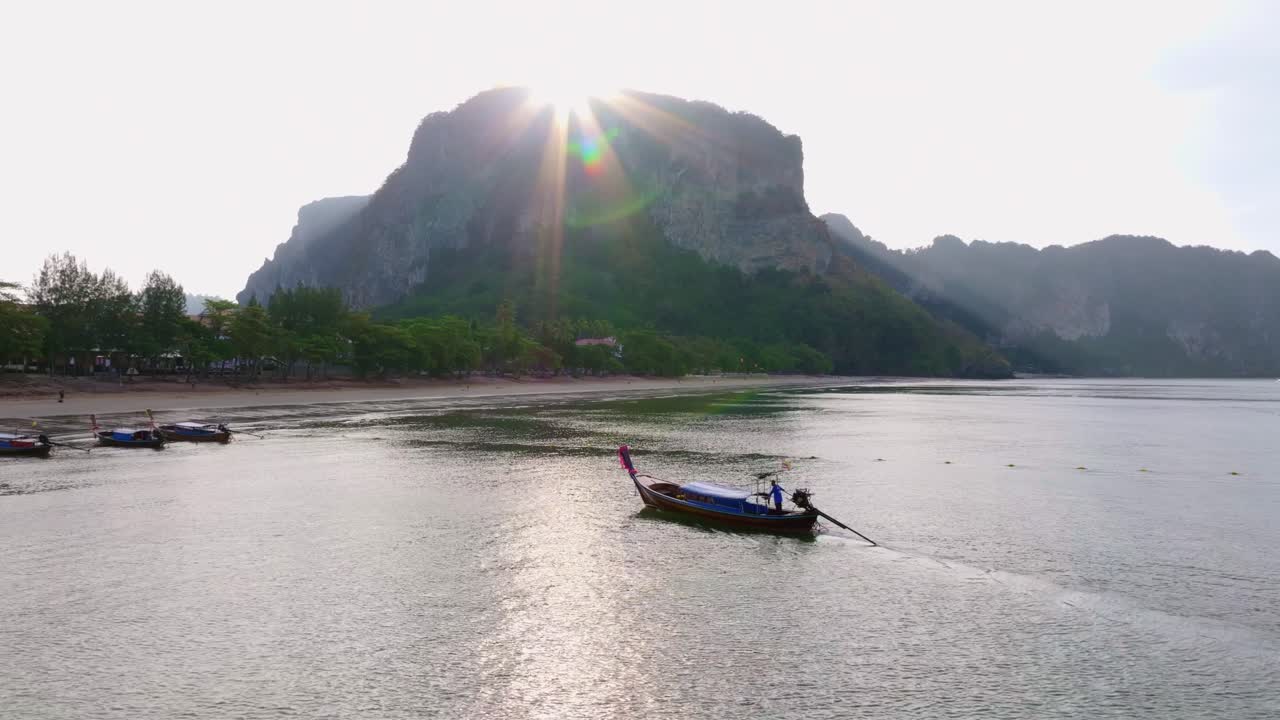 ภาพจากโดรนเรือไม้จอดเทียบท่ารออยู่บนหาดอ่าวนาง ประเทศไทย