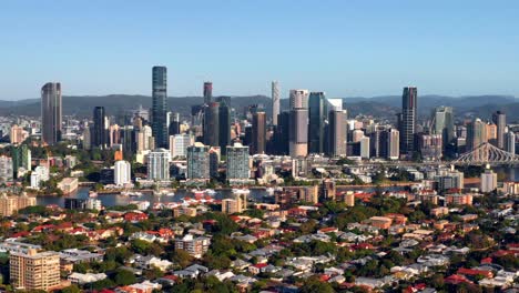 Torres-Arquitectónicas-Y-Edificios-Del-Distrito-De-Negocios-De-La-Ciudad-De-Brisbane-En-Un-Día-Soleado-En-Queensland,-Australia