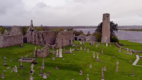 La-Panorámica-Aérea-Presenta-El-Majestuoso-Clonmacnoise.-Irlanda