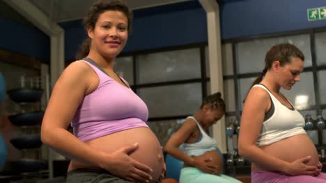 Schwangere-Frauen-Trainieren-Im-Fitnessstudio