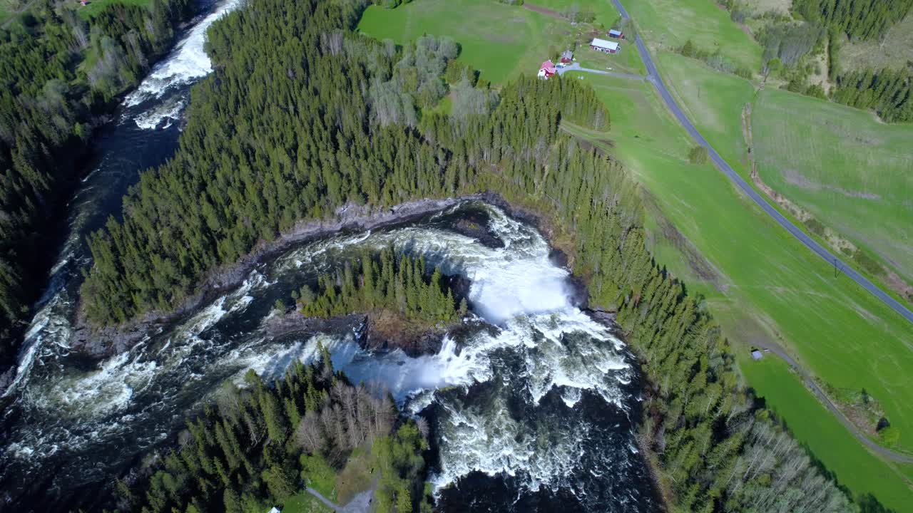 la cascada de ristafallet en la parte occidental de jamtland está catalogada como una de las cascadas más hermosas de suecia.