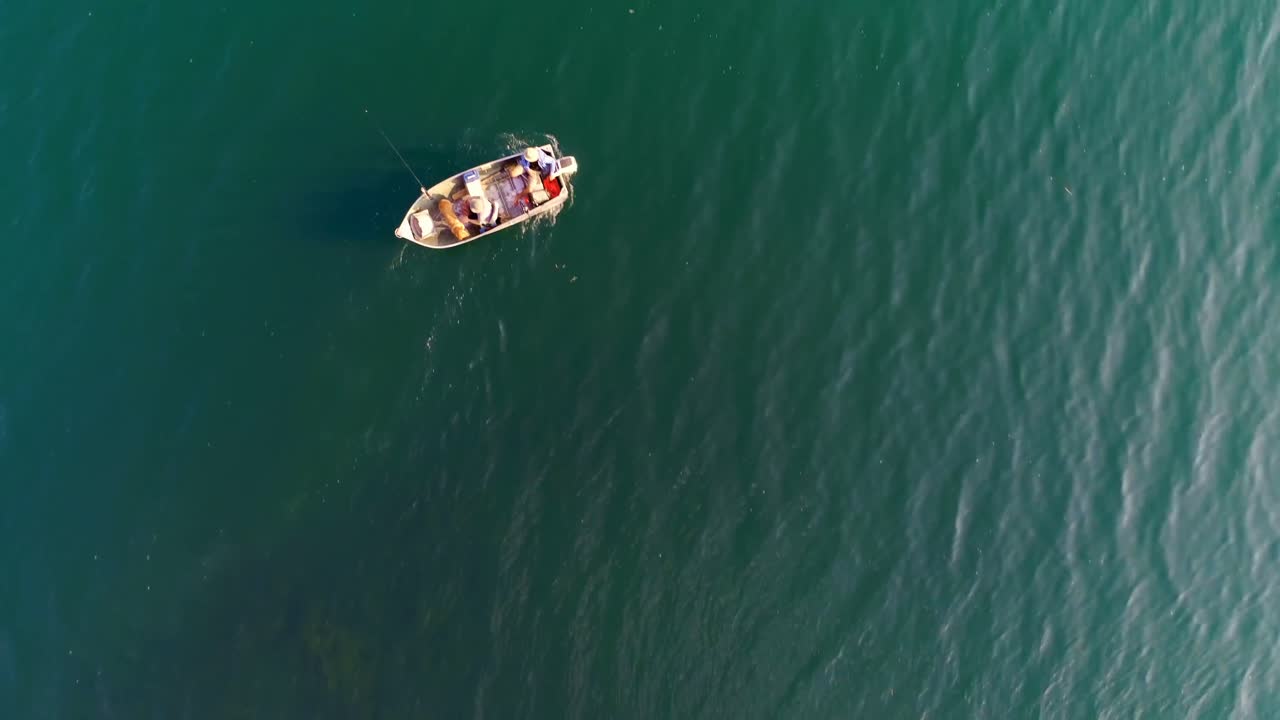 Turisti che pescano su una barca nel fiume 4k
