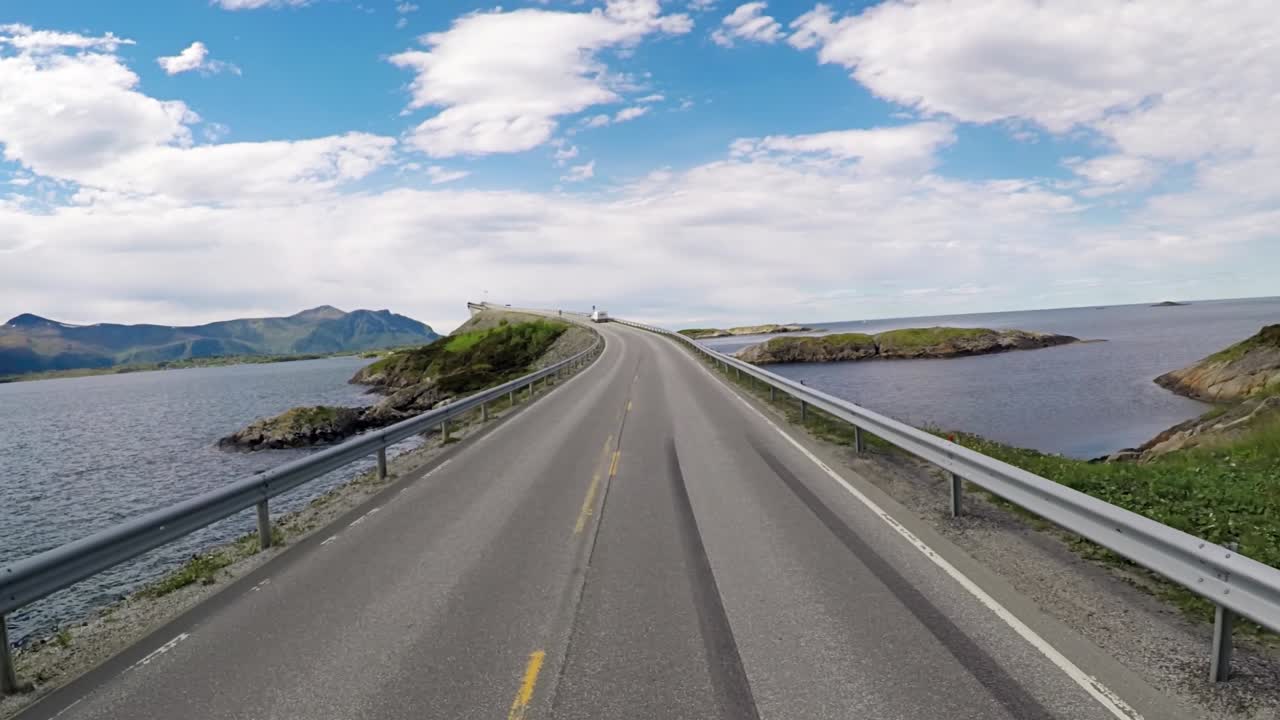 Guidare un'auto su una strada in Norvegia: la Strada dell'Oceano Atlantico o Strada Atlantica (Atlanterhavsveien), insignita del titolo di "Costruzione Norvegese del Secolo".