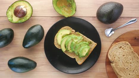 tostadas de aguacate en pan de trigo entero