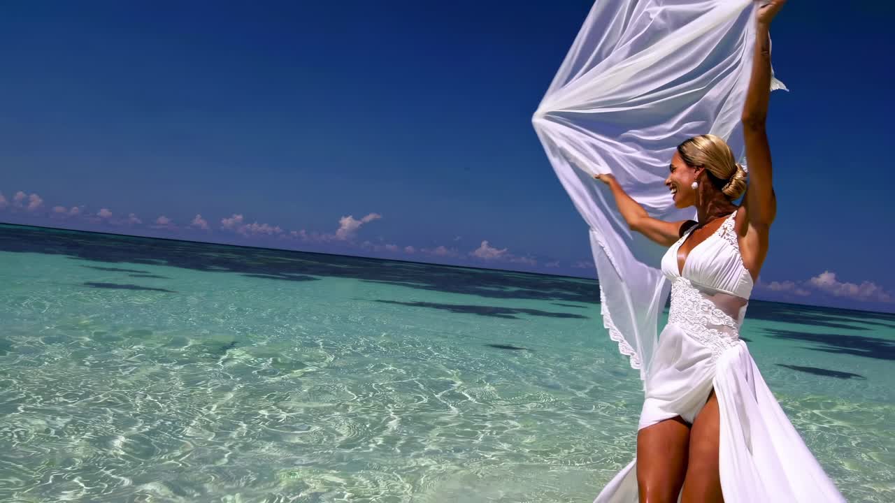 hermosa novia en una playa tropical