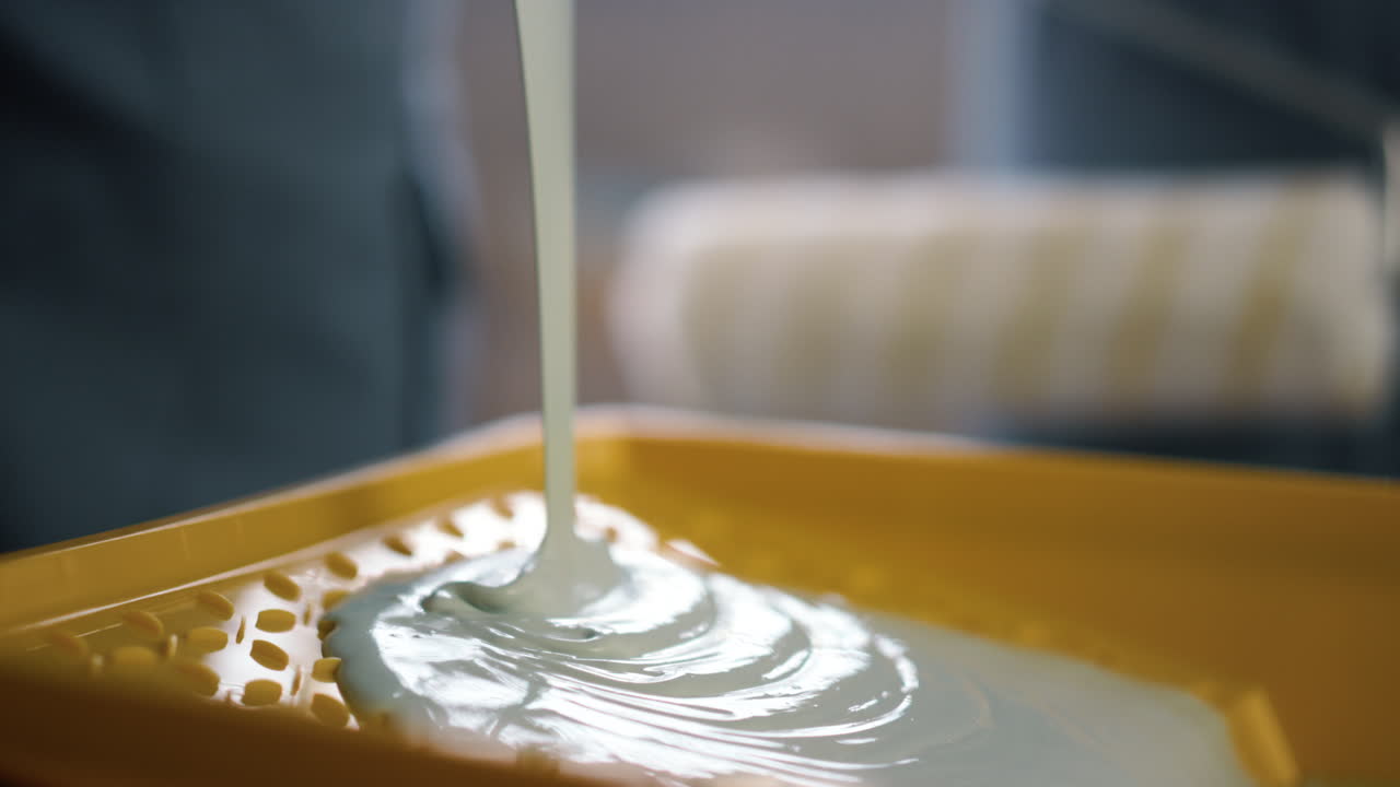 집 리노베이션 콘셉트.  ⁇ 색 페인트가 새로운 아파트의 트레이에  ⁇ 아집니다.